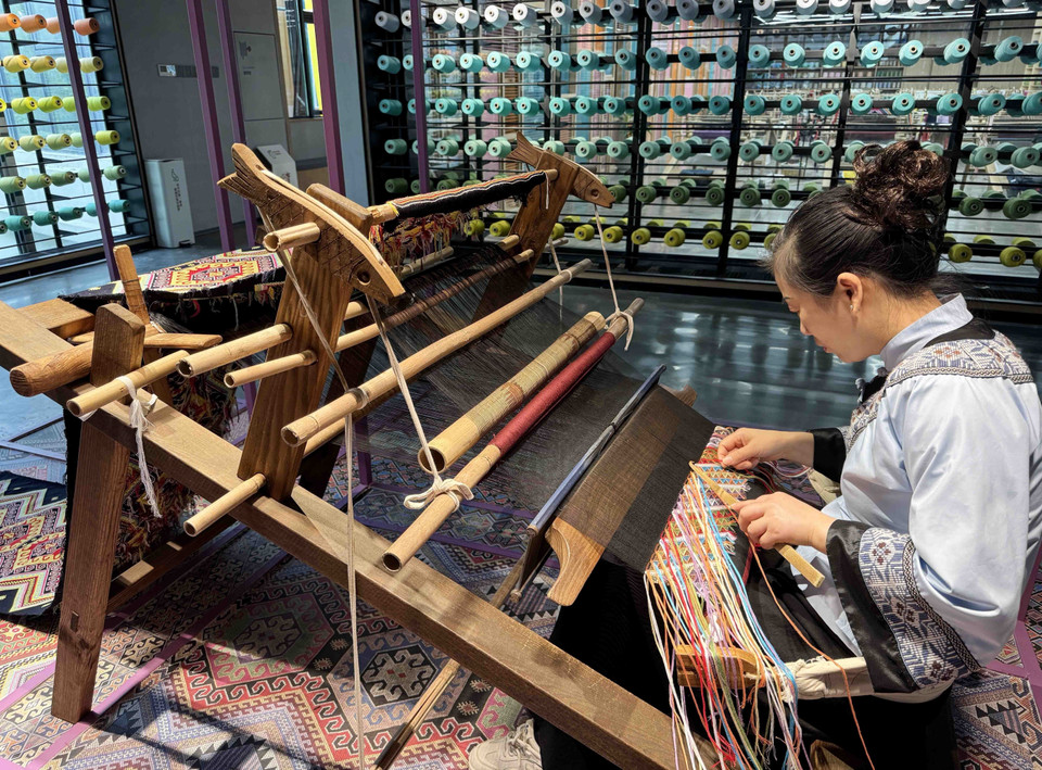 Dệt thổ cẩm Thổ Gia. (Ảnh: Công Tuyên/TTXVN)