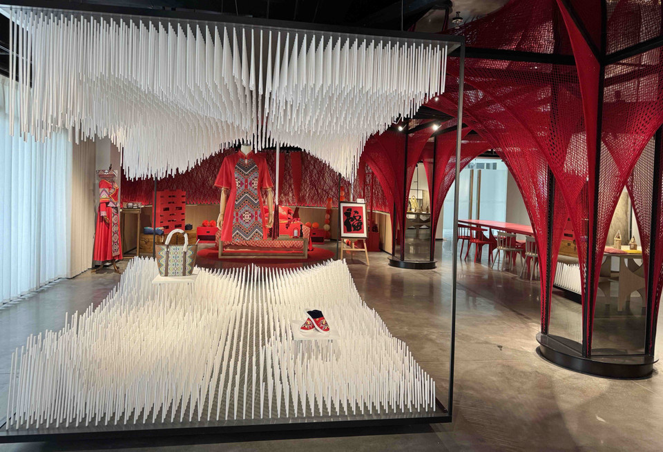 Không gian trưng bày sản phẩm thổ cẩm Thổ Gia. (Ảnh: Công Tuyên/TTXVN)