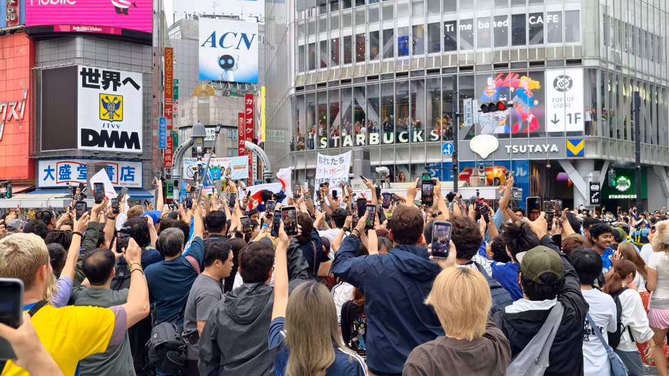 Ngã năm Shibuya nổi tiếng tại Tokyo ngập tràn cổ động viên bóng đá chung vui với đội nhà. (Ảnh: Xuân Giao/TTXVN)