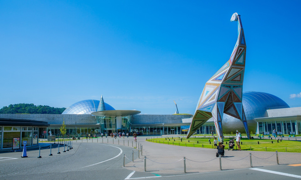 Bên ngoài Bảo tàng Khủng long Fukui được thiết kế với phong cách hiện đại. (Ảnh: Xuân Giao/TTXVN)