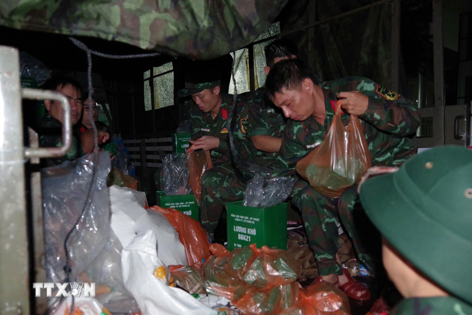 Vận chuyển hàng cứu trợ tới người dân vùng lũ. (Ảnh: TTXVN phát)