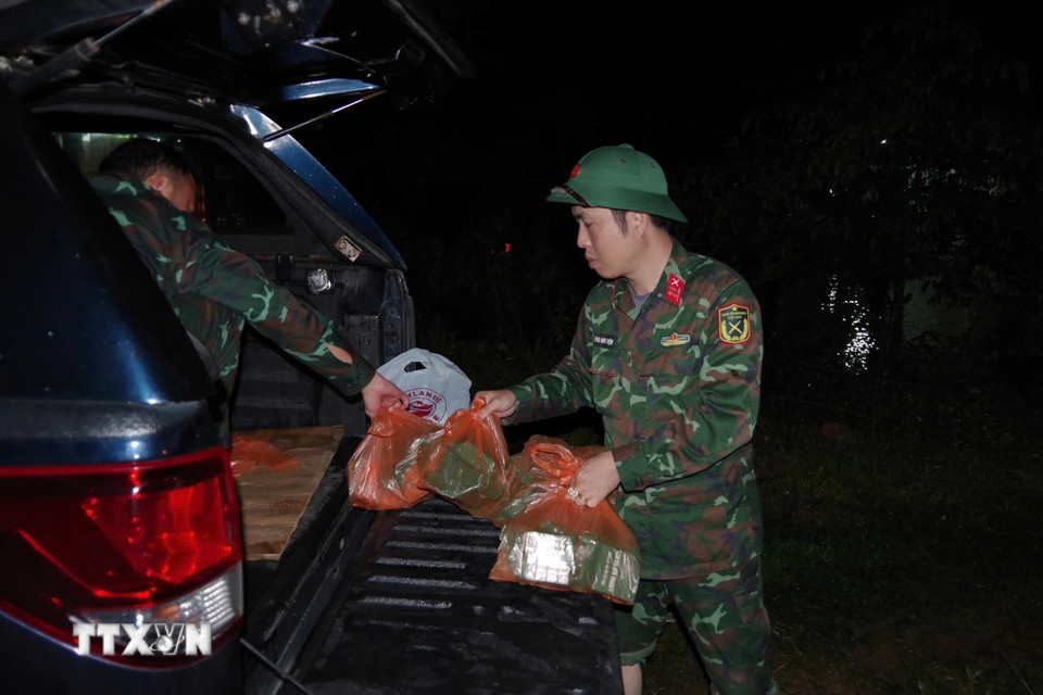 Vận chuyển hàng cứu trợ tới người dân vùng lũ. (Ảnh: TTXVN phát)