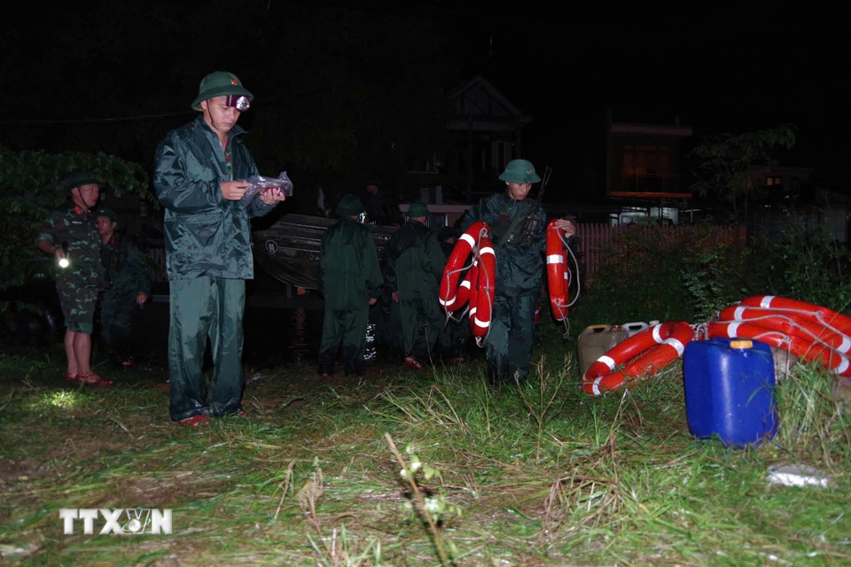 Vận chuyển hàng cứu trợ tới người dân vùng lũ. (Ảnh: TTXVN phát)