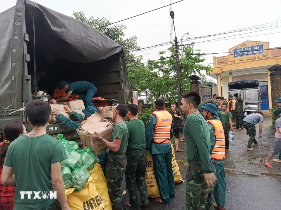 Vận chuyển hàng cứu trợ tới người dân vùng lũ. (Ảnh: TTXVN phát)