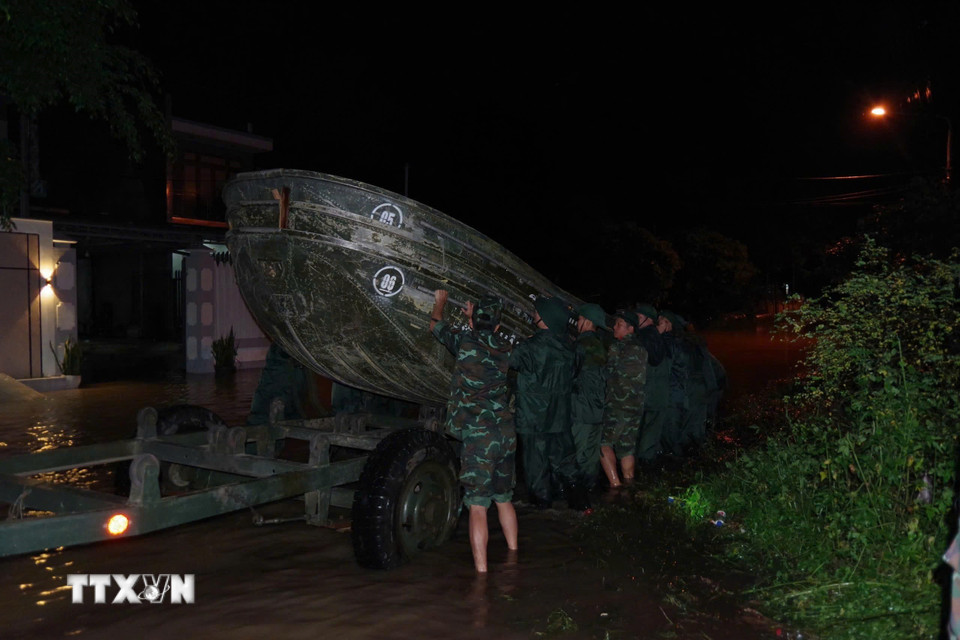 Vận chuyển hàng cứu trợ tới người dân vùng lũ. (Ảnh: TTXVN phát)
