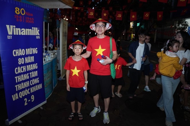Từ tờ mờ sáng, 15 điểm tiếp ứng dinh dưỡng của Vinamilk dọc các tuyến đường trọng yếu đã tấp nập người dân ghé qua. Từ người lớn cho đến trẻ con, ai cũng háo hức đón chờ thời khắc thiêng liêng - Lễ diễu binh diễu hành kỷ niệm 80 năm Quốc khánh 2/9. (Ảnh: Vi Nam/Vietnam+)