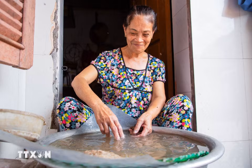 Mỗi lao động kéo đũi chỉ có thể kéo được khoảng 70–100 gram tơ mỗi ngày do công việc đòi hỏi sự tỉ mỉ và kiên nhẫn cao. (Ảnh: Lan Anh/TTXVN phát)