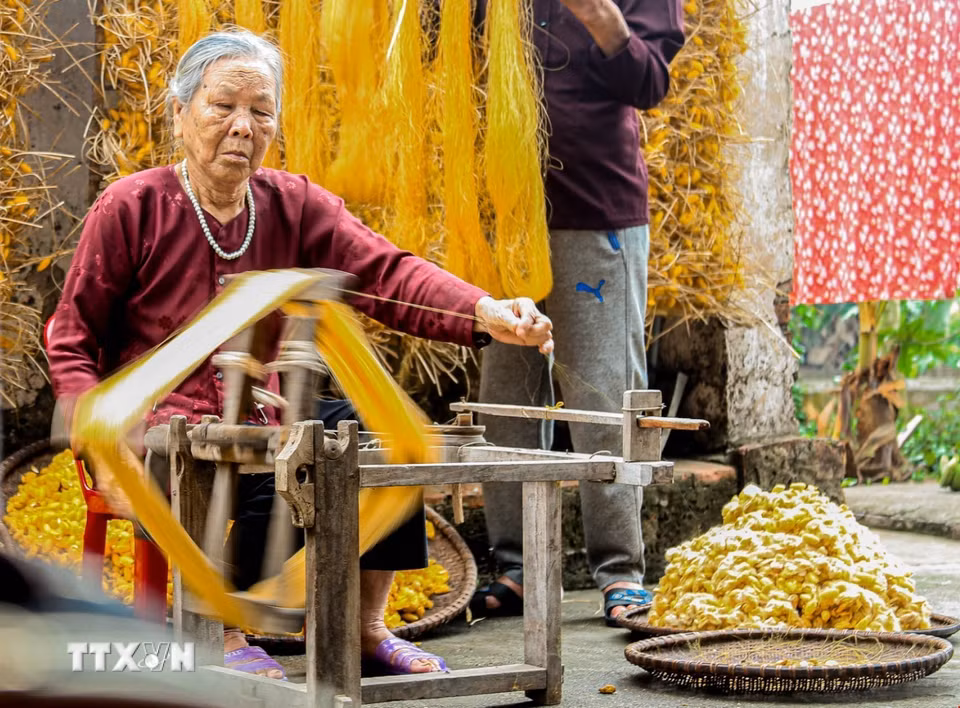 Nhịp quay của guồng tơ hòa cùng sự tất bật của người thợ tạo nên một bản giao hưởng lao động đặc trưng tại các gia đình nuôi tằm ở Vũ Tiên. (Ảnh: Lan Anh/TTXVN phát)