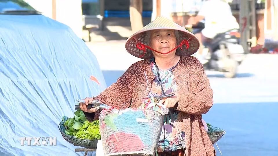 Nắng nóng kéo dài khiến việc mưu sinh càng thêm khó khăn với những người bán rong. (Ảnh: Tuấn Anh/TTXVN)