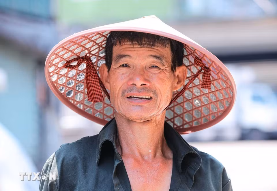 Thời tiết nắng nóng khiến công việc ngoài trời của người lao động càng thêm vất vả, nhọc nhằn. (Ảnh: Hoàng Hiếu/TTXVN)