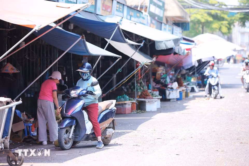 Nền nhiệt tại Hà Nội tăng cao trong những ngày qua khiến hoạt động buôn bán của nhiều tiểu thương chợ Long Biên gặp khó khăn do lượng khách đến chợ giảm đáng kể. (Ảnh: Hoàng Hiếu/TTXVN)
