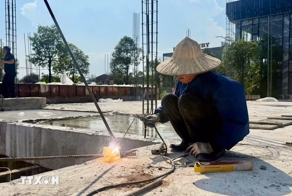 Không được nghỉ giữa môi trường điều hòa mát mẻ, những lao động tự do đang phải đánh đổi sức khỏe để duy trì cuộc sống. (Ảnh: Tuấn Anh/TTXVN)
