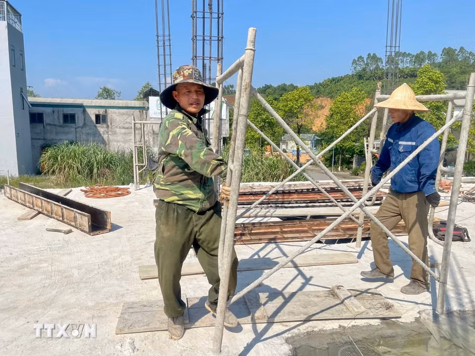 Công nhân vẫn miệt mài làm việc trên công trường trong thời tiết nắng gắt. (Ảnh: Tuấn Anh/TTXVN)