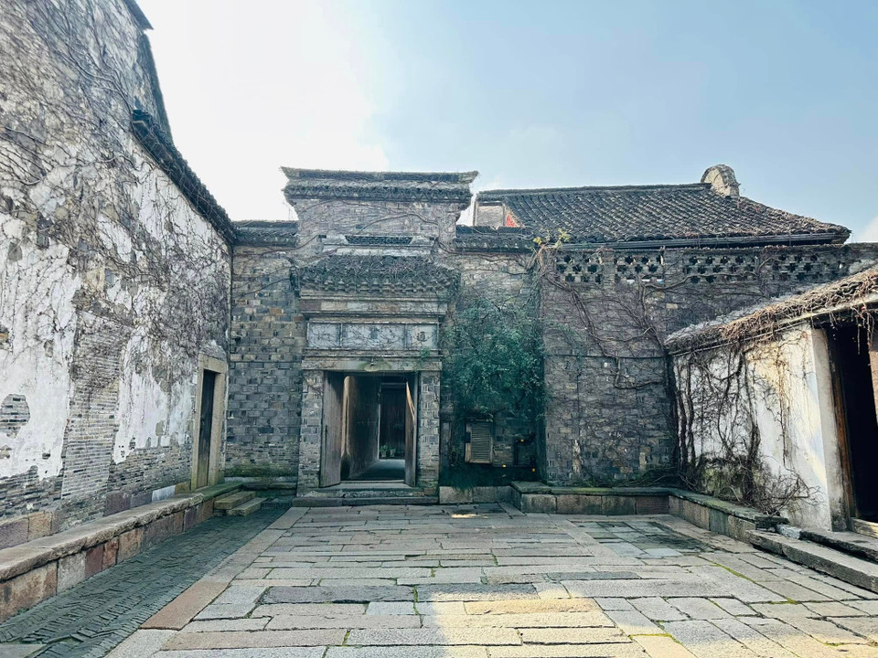 Tản bộ dọc theo những con đường lát đá, du khách không chỉ được trải nghiệm vẻ đẹp thơ mộng mà đến với nơi đây du khách còn được khám phá kiến ​​trúc độc đáo và lịch sử phong phú của Ô Trấn. (Ảnh: Anh Quang/Vietnam+)