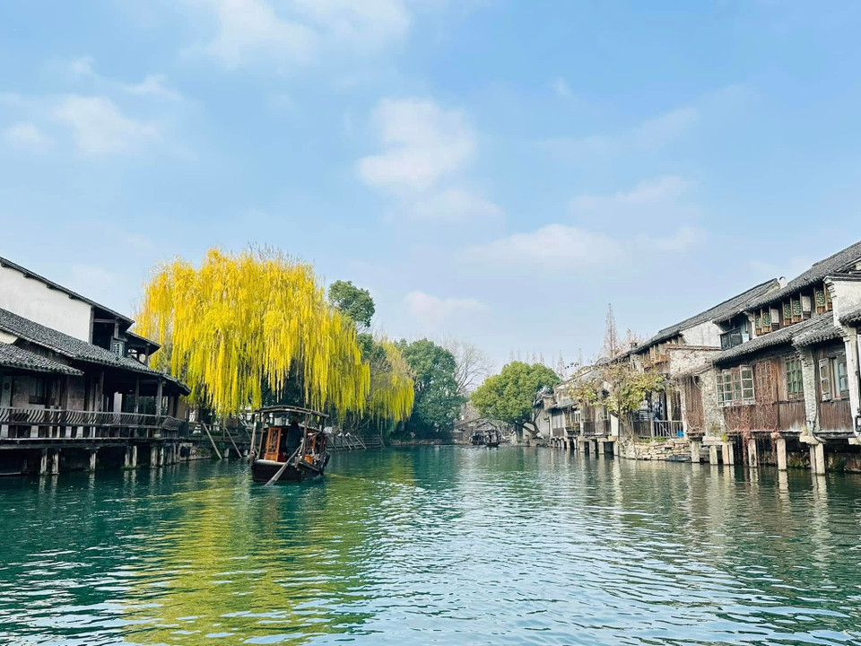 Hệ thống kênh rạch chằng chịt chia Ô Trấn làm bốn khu vực tham quan chính là: Đông Sách, Tây Sách, Nam Sách, Bắc Sách. Trong đó, Đông Sách và Tây Sách là hai khu vực được nhiều du khách ghé thăm nhất. (Ảnh: Anh Quang/Vietnam+)