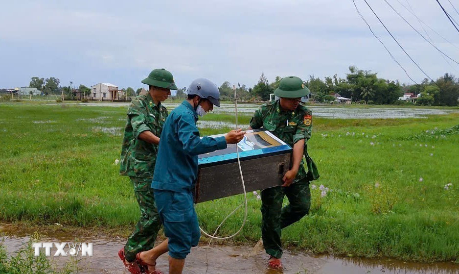 Đồn Biên phòng Tam Thanh, thành phố Đà Nẵng, giúp đỡ nhân dân di chuyển tài sản đến nơi an toàn. (Ảnh: Đoàn Hữu Trung/TTXVN)