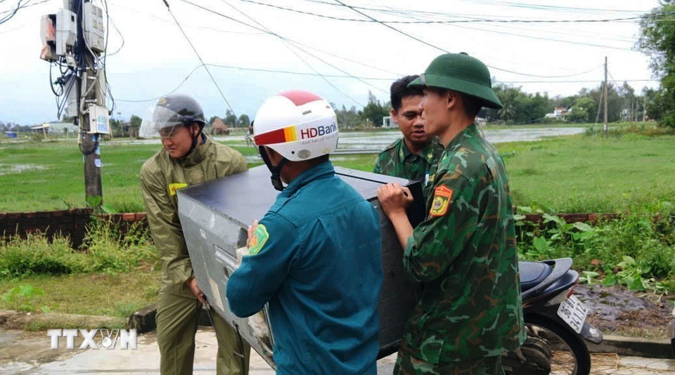 Đồn Biên phòng Tam Thanh, thành phố Đà Nẵng, giúp đỡ nhân dân di chuyển tài sản đến nơi an toàn. (Ảnh: Đoàn Hữu Trung/TTXVN)