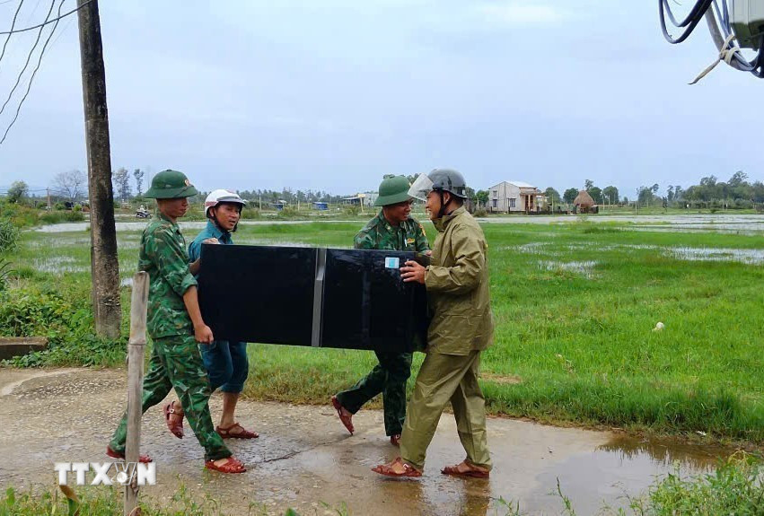 Đồn Biên phòng Tam Thanh, thành phố Đà Nẵng, giúp đỡ nhân dân di chuyển tài sản đến nơi an toàn. (Ảnh: Đoàn Hữu Trung/TTXVN)