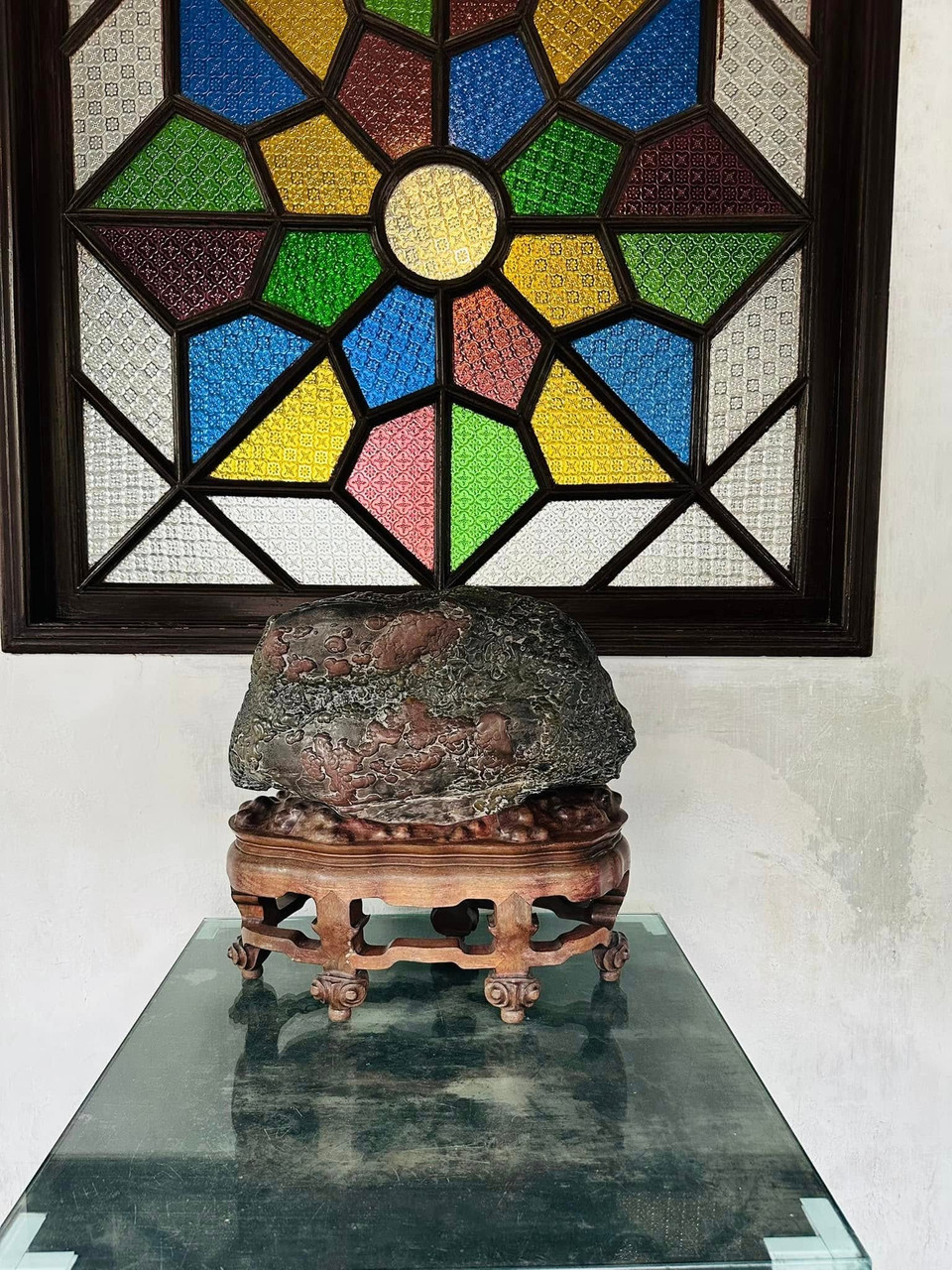 Nét cổ xưa của các đồ vật tinh xảo trong những căn phòng của hoa viên trầm mặc còn được lưu giữ và bảo tồn nguyên vẹn cho đến ngày nay. (Ảnh: Anh Quang/Vietnam+)