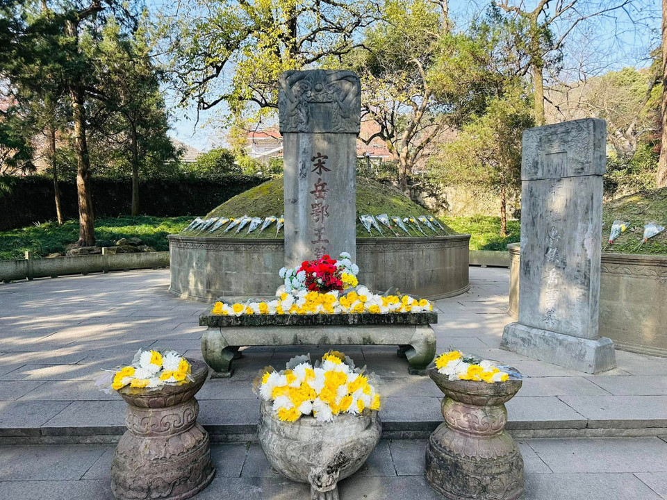 Lăng mộ của danh tướng Nhạc Phi và con trai, Nhạc Vân, người từng là trợ thủ đắc lực của cha mình trên chiến trường. (Ảnh: Anh Quang/Vietnam+)