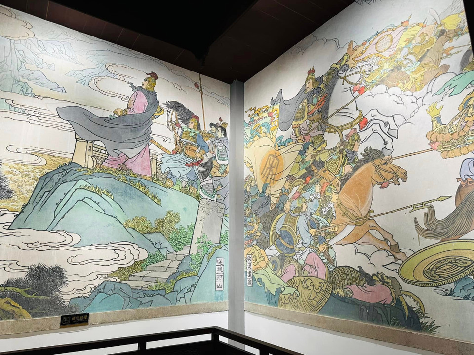 Các bức bích họa trên tường kể về câu chuyện của Nhạc Phi. (Ảnh: Anh Quang/Vietnam+)