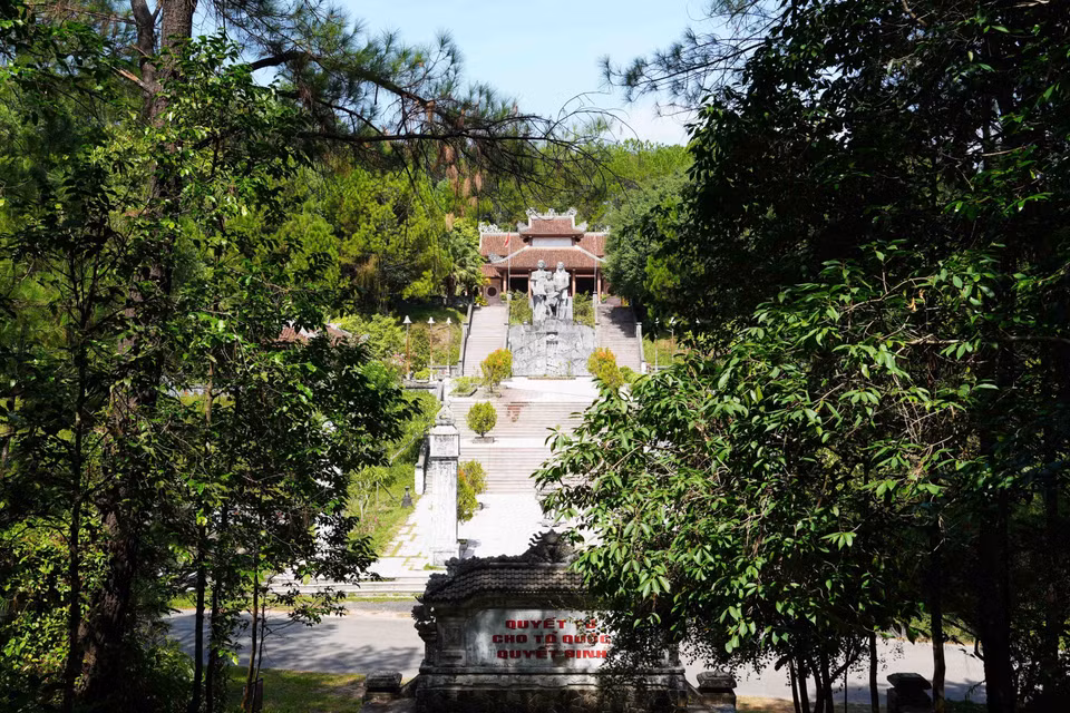 Đền thờ thuộc di tích Chín Hầm, thành phố Huế nằm giữa rừng thông. (Ảnh: Nguyên Lý/TTXVN)