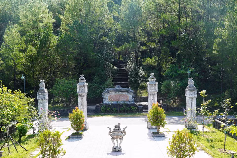 Lối vào các hầm thuộc di tích Chín Hầm, thành phố Huế, nhìn từ Đền thờ của di tích. (Ảnh: Nguyên Lý/TTXVN)