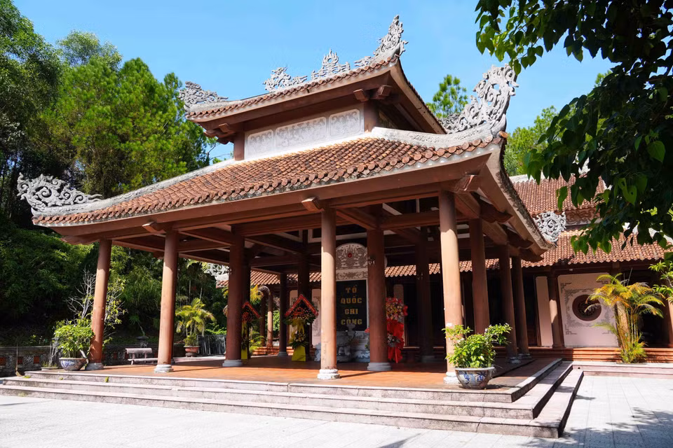 Nhà bia tưởng niệm trong Đền thờ thuộc di tích Chín Hầm, thành phố Huế. (Ảnh: Nguyên Lý/TTXVN)