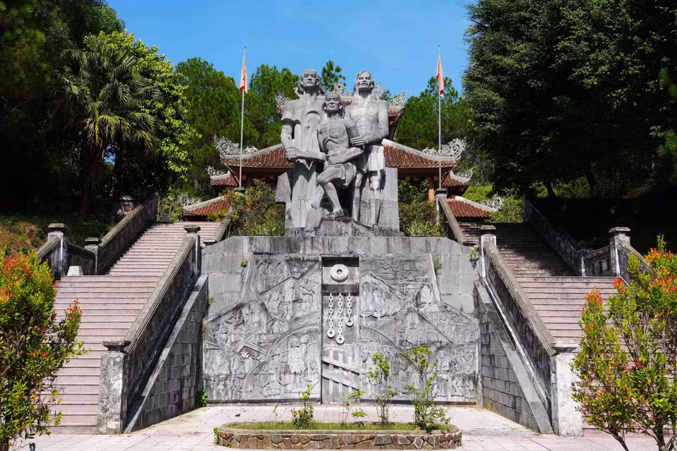 Tượng 3 chiến sỹ bị giam ở Hầm số 8 còn sống ở nhà ngục Chín Hầm, thành phố Huế. (Ảnh: Nguyên Lý/TTXVN)