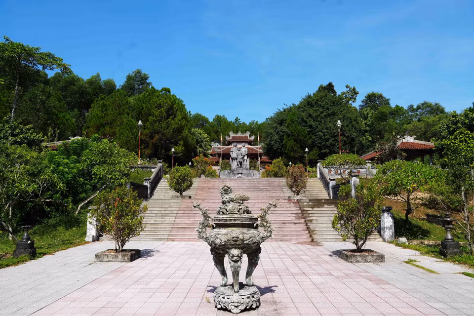 Khuôn viên và lối lên Đền thờ thuộc di tích Chín Hầm, thành phố Huế. (Ảnh: Nguyên Lý/TTXVN)