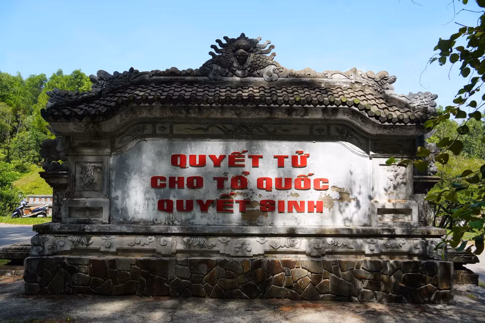 Mặt sau bức bình phong đặt trước lối lên các hầm thuộc di tích Chín Hầm, thành phố Huế. (Ảnh: Nguyên Lý/TTXVN)