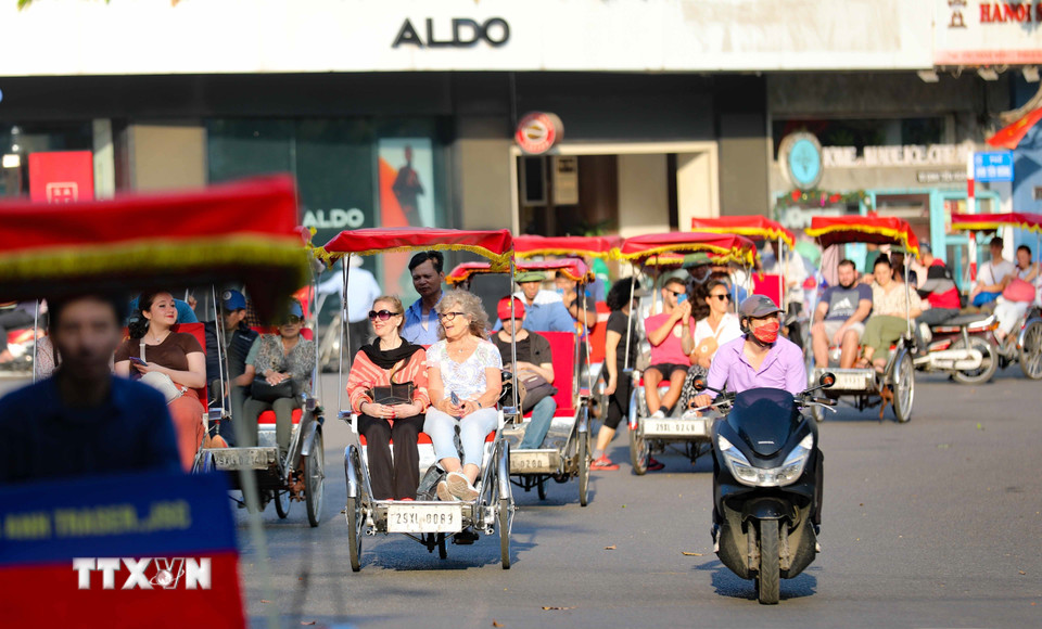Cùng với sự phát triển cơ sở hạ tầng du lịch hiện đại và tổ chức các sự kiện văn hóa quốc tế, Hà Nội khẳng định vị thế là trung tâm du lịch hàng đầu của Việt Nam. (Ảnh: Thanh Tùng/TTXVN)