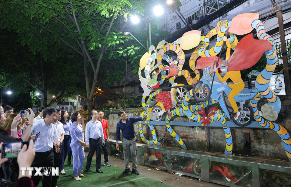 Hà Nội xác định du lịch là ngành kinh tế mũi nhọn, nên để hấp dẫn du khách đến và quay lại, việc đổi mới cả nội dung lẫn hình thức đang được Thành phố chú trọng. (Ảnh: Thanh Tùng/TTXVN)