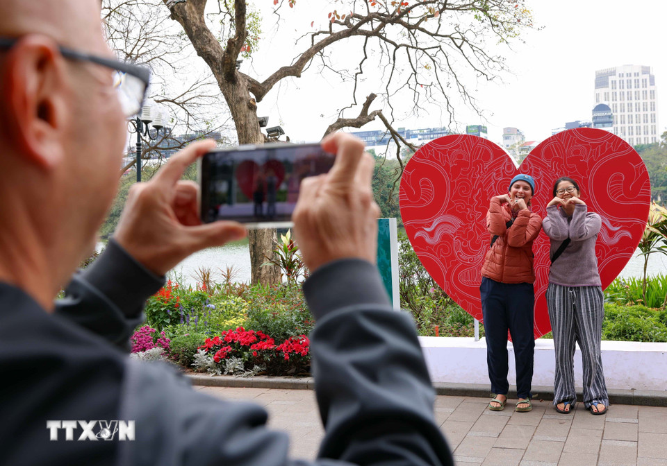 Hà Nội, Thủ đô ngàn năm văn hiến, luôn là điểm đến hấp dẫn với du khách nhờ sự kết hợp độc đáo giữa lịch sử, văn hóa và hiện đại. (Ảnh: Thanh Tùng/TTXVN)