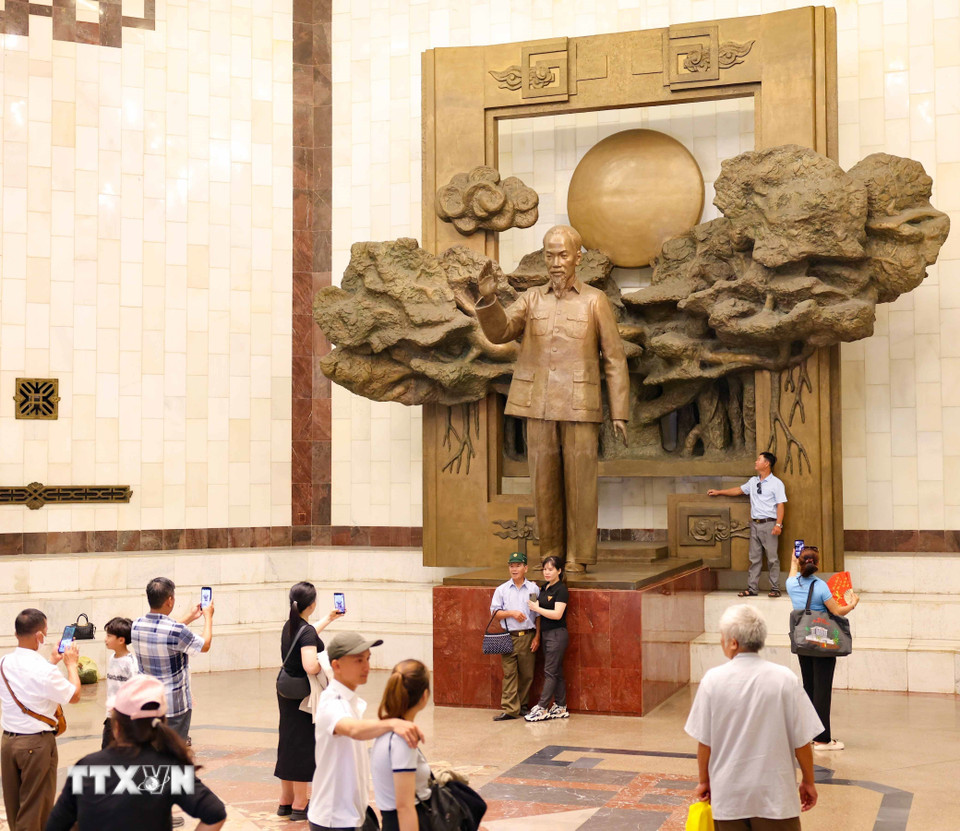 Hà Nội xác định du lịch là ngành kinh tế mũi nhọn nên để hấp dẫn du khách đến và quay lại, việc đổi mới cả nội dung lẫn hình thức đang được Thành phố chú trọng. (Ảnh: Thanh Tùng/TTXVN)