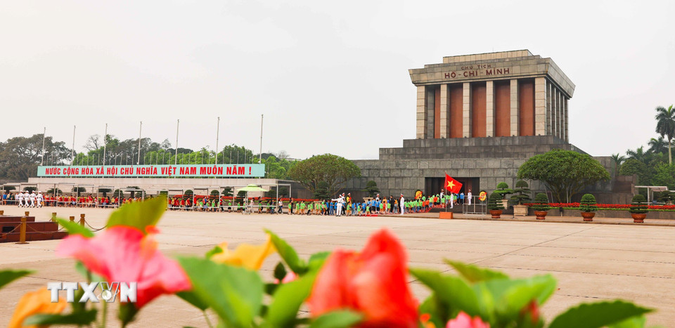 Thành phố sở hữu nhiều di sản thế giới như Hoàng thành Thăng Long, Văn Miếu-Quốc Tử Giám, cùng những địa danh mang đậm dấu ấn lịch sử như Hồ Gươm, Lăng Chủ tịch Hồ Chí Minh. (Ảnh: Thanh Tùng/TTXVN)