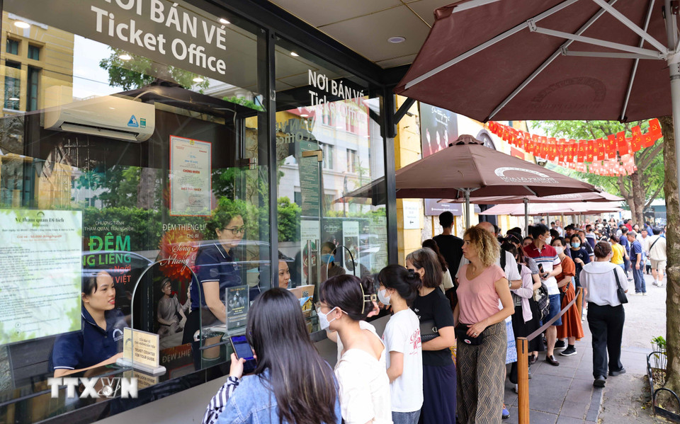 Những ngày cuối năm, ngành du lịch Hà Nội đang nỗ lực triển khai các hoạt động, phấn đấu vượt mục tiêu đón 26,5 triệu lượt khách du lịch trong năm 2024. (Ảnh: Thanh Tùng/TTXVN)