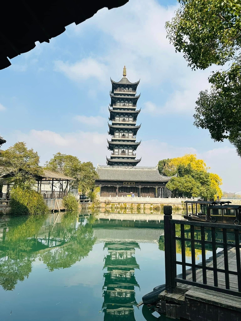 Tản bộ dọc theo những con đường lát đá, du khách không chỉ được trải nghiệm vẻ đẹp thơ mộng mà đến với nơi đây du khách còn được khám phá kiến ​​trúc độc đáo và lịch sử phong phú của Ô Trấn. (Ảnh: Anh Quang/Vietnam+)