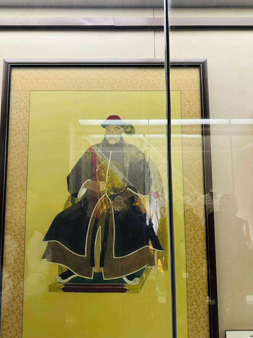 Trong Phủ Hòa Thân, có rất nhiều cổ vật được trưng bày, một trong số đó là bức tranh cổ vẽ chân dung của Hòa Thân. (Ảnh: Anh Quang/Vietnam+)