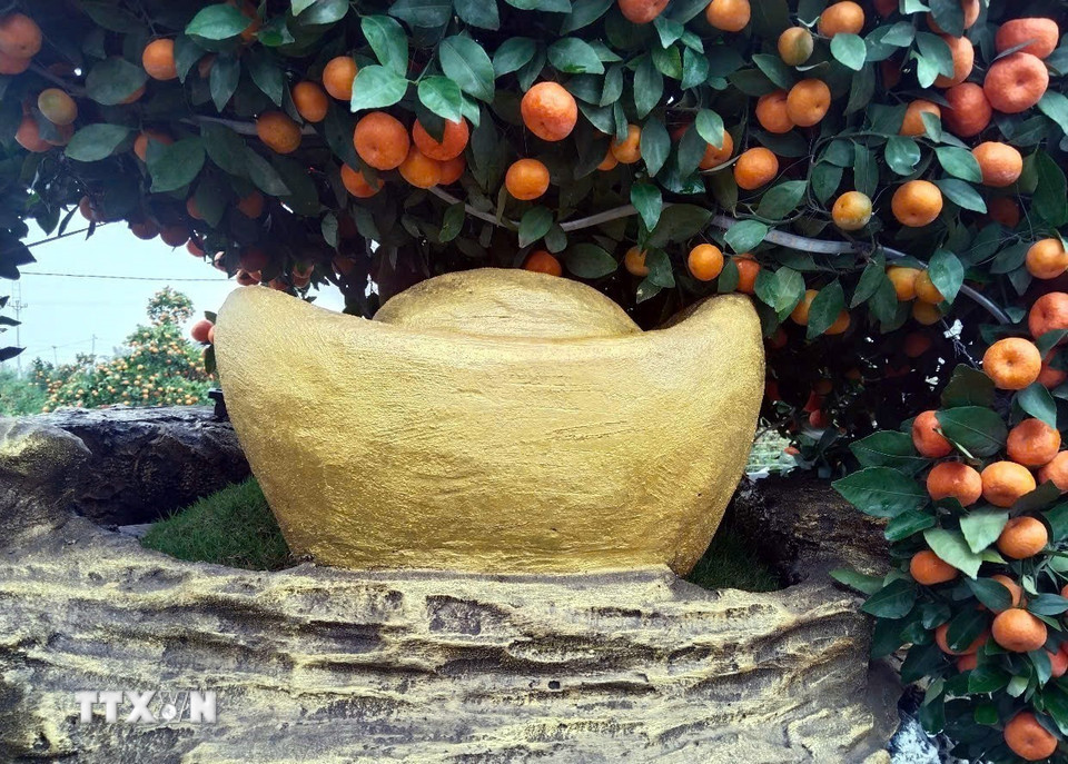 Tạo hình thỏi vàng, túi lộc kèm dưới phần bụng ngựa trong các tác phẩm mang chủ đề của năm Bính Ngọ như "Mã đáo thành công", "Nhất mã phi thiên" và "Vinh quy bái tổ" với ý nghĩa: Năm mới những điều may mắn, tốt đẹp nhất sẽ đến với gia chủ. (Ảnh: Nguyễn Công Hải/TTXVN)