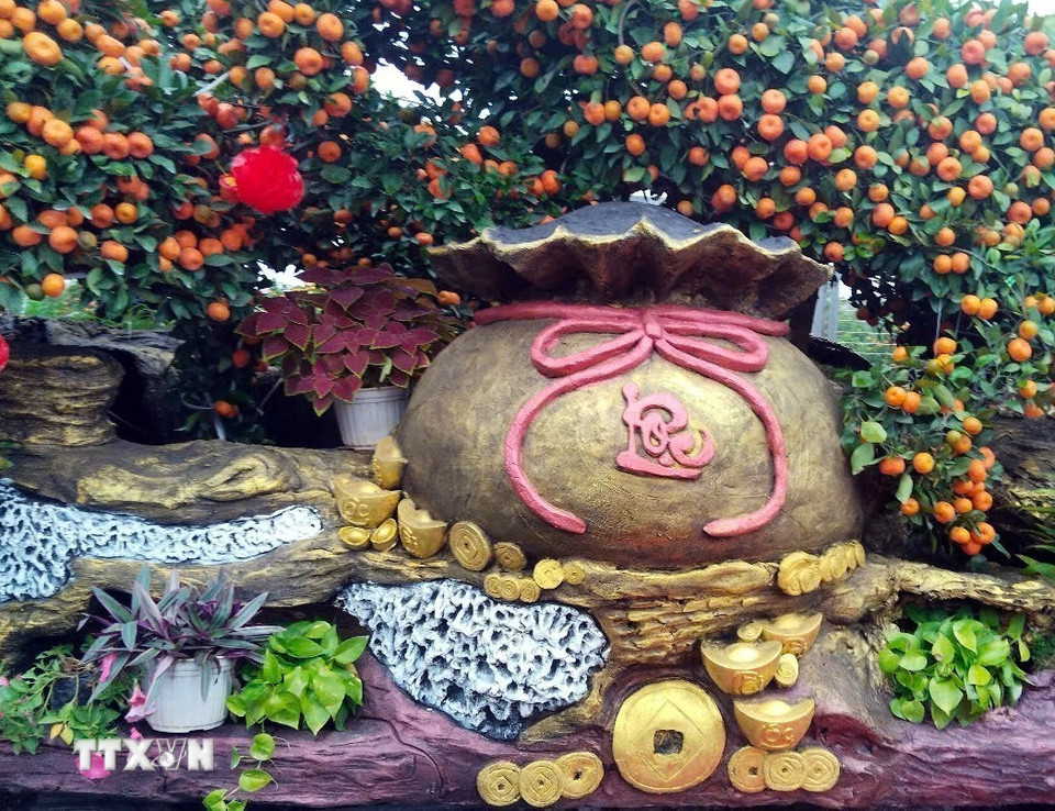 Tạo hình thỏi vàng, túi lộc kèm dưới phần bụng ngựa trong tác phẩm "Mã đáo thành công" mang hàm nghĩa: Năm mới những điều may mắn, tốt đẹp nhất sẽ đến với gia chủ. (Ảnh: Nguyễn Công Hải/TTXVN)