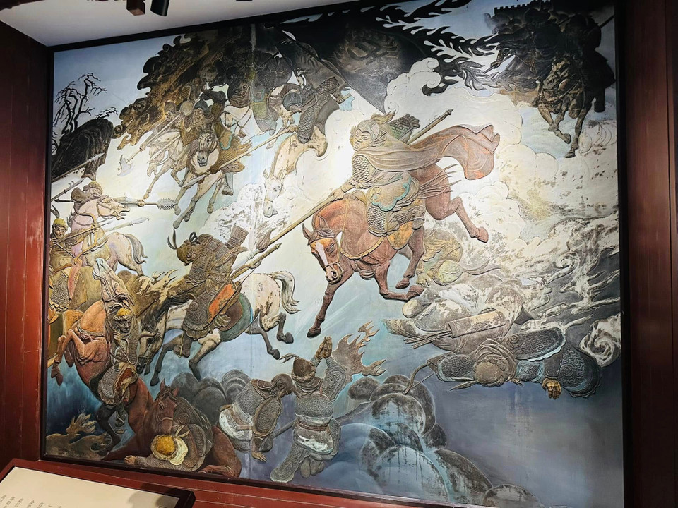 Các bức bích họa trên tường kể về câu chuyện của Nhạc Phi. (Ảnh: Anh Quang/Vietnam+)