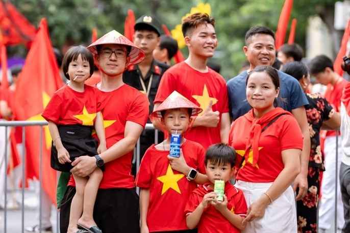 Nhiều đại gia đình đã đến với ngày hội lớn của non sông để con được chứng kiến, được cảm nhận và bắt đầu yêu tổ quốc từ những điều giản dị nhất. (Ảnh: Vi Nam/Vietnam+)
