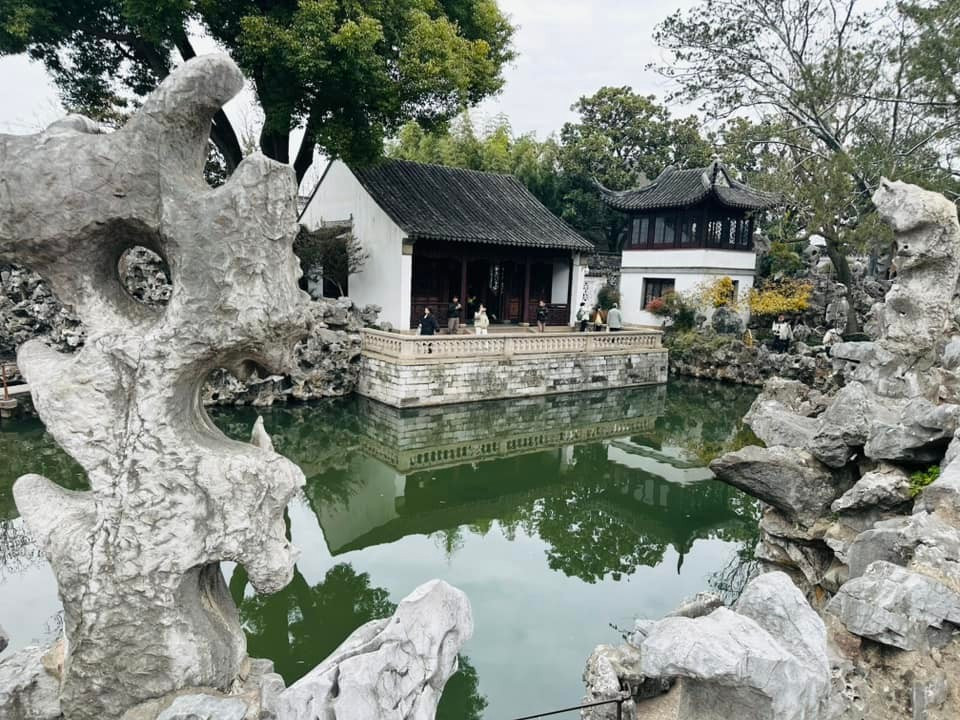 Du khách sẽ cảm thấy thật hoài niệm khi chiêm ngưỡng những tòa tháp với mái nhà ngói phủ rêu, khung cửa bán nguyệt gỗ quý được điêu khắc tinh xảo và 72 con đường mòn quanh co núp bóng dưới những rặng cây, tạo nên một không gian khám phá ấn tượng. (Ảnh: Anh Quang/Vietnam+)