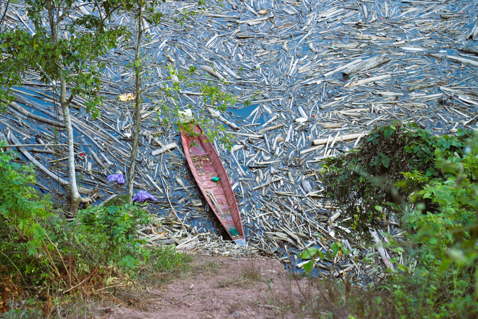 Xuồng nhỏ gắn động cơ công suất nhỏ của người dân xã Nhôn Mai (tỉnh Nghệ An) ở các bản ven sông Nậm Nơn bị bủa vây bởi rác, thân gỗ và ngừng hoạt động từ nhiều tháng qua. (Ảnh: Xuân Tiến/TTXVN)
