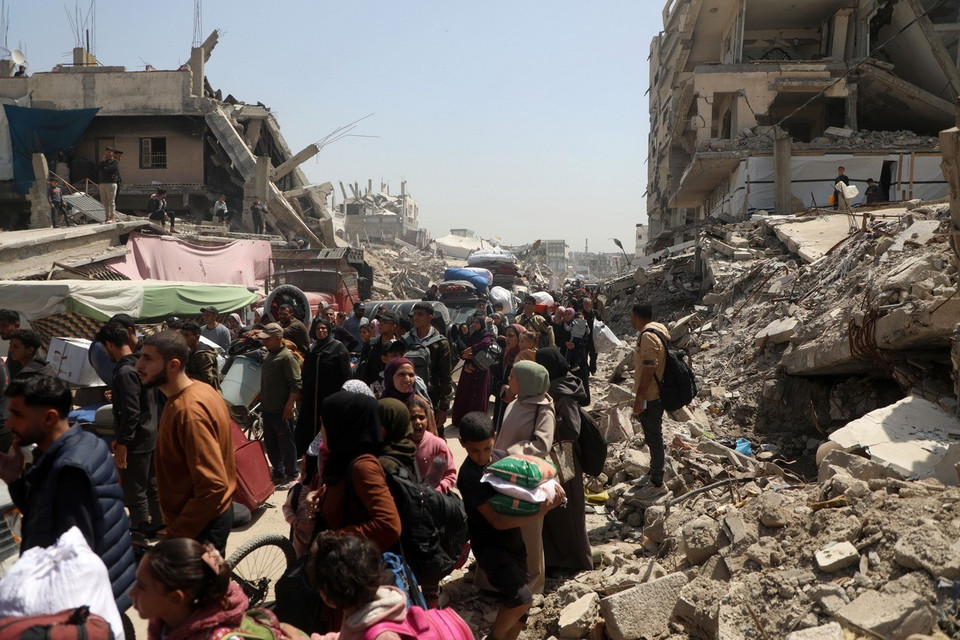 Liên hợp quốc (LHQ) ngày 16/4/2025 ước tính khoảng 500.000 người Palestine đã phải di dời kể từ khi giai đoạn I của lệnh ngừng bắn tại Gaza kết thúc. Thực trạng này diễn ra trong bối cảnh Israel tiếp tục mở rộng các hoạt động quân sự tại vùng lãnh thổ ven Địa Trung Hải đang bị phong tỏa. Trong ảnh: Người dân Palestine đi sơ tán tránh xung đột tại Gaza. (Ảnh: THX/TTXVN)