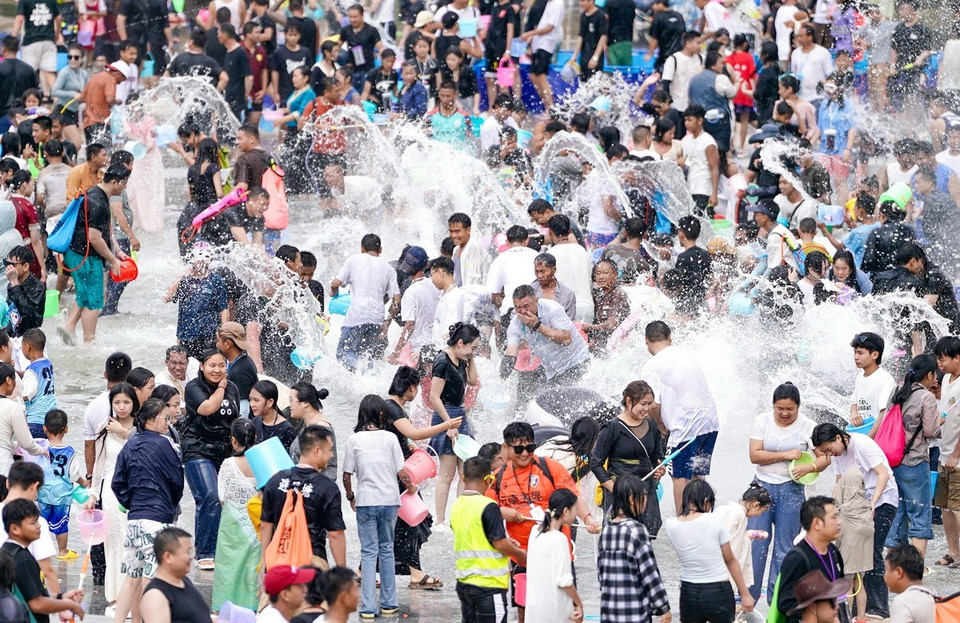 Lễ hội té nước diễn ra tại Châu tự trị dân tộc Thái Tây Song Bản Nạp ở tỉnh Vân Nam, Trung Quốc. Lễ hội truyền thống này được xem là lễ đón năm mới của cộng đồng dân tộc Thái ở tỉnh Vân Nam. Những người tham gia lễ hội tạt nước vào nhau để gột rửa mọi điều xui xẻo của năm cũ và chào đón một năm mới với những điều tốt lành. (Ảnh: THX/TTXVN)