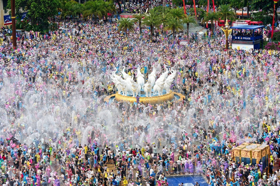 Lễ hội té nước diễn ra tại Châu tự trị dân tộc Thái Tây Song Bản Nạp ở tỉnh Vân Nam, Trung Quốc. Lễ hội truyền thống này được xem là lễ đón năm mới của cộng đồng dân tộc Thái ở tỉnh Vân Nam. Những người tham gia lễ hội tạt nước vào nhau để gột rửa mọi điều xui xẻo của năm cũ và chào đón một năm mới với những điều tốt lành. (Ảnh: THX/TTXVN)