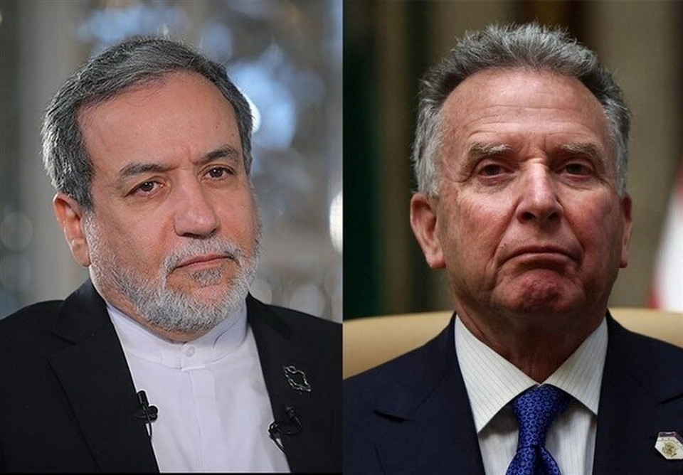 Ngày 12/4/2025, Mỹ và Iran đã tiến hành đàm phán cấp cao gián tiếp tại Oman nhằm thúc đẩy các cuộc thương lượng về chương trình hạt nhân của Tehran. Đây là cuộc đàm phán đầu tiên giữa Tehran với chính quyền Mỹ do Tổng thống Trump đứng đầu. Phía Iran do Ngoại trưởng Abbas Araqchi (trái) làm trưởng đoàn, trong khi dẫn đầu đoàn Mỹ là Đặc phái viên của Tổng thống về vấn đề Trung Đông Steve Witkoff (phải). (Ảnh: IRNA/TTXVN)