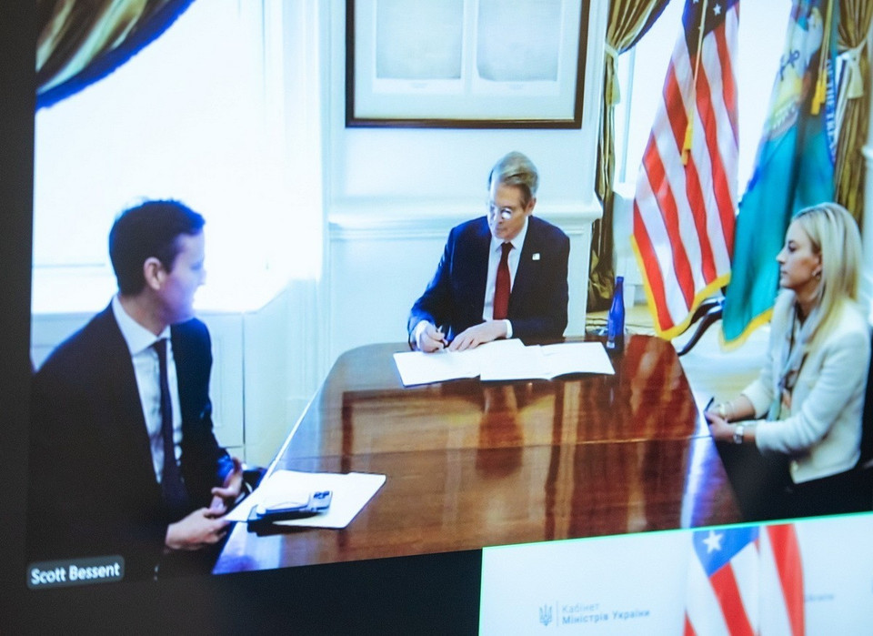 Ngày 17/4/2025, Ukraine thông báo nước này và Mỹ đã ký một Bản ghi nhớ, coi đây là bước đầu hướng tới việc đạt thỏa thuận về phát triển nguồn tài nguyên khoáng sản ở Ukraine. Trong ảnh: Bộ trưởng Tài chính Mỹ Scott Bessent (giữa) ký Bản ghi nhớ về thỏa thuận khoáng sản với Phó Thủ tướng thứ nhất kiêm Bộ trưởng Kinh tế Ukraine Yulia Svyrydenko. (Ảnh: AA/TTXVN)